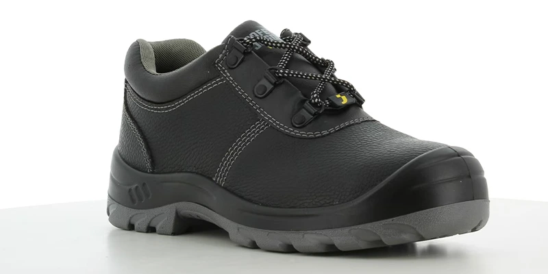 With frequent impacts from heavy objects on deck, how do anti-static safety shoes for seafarers provide impact and puncture resistance?