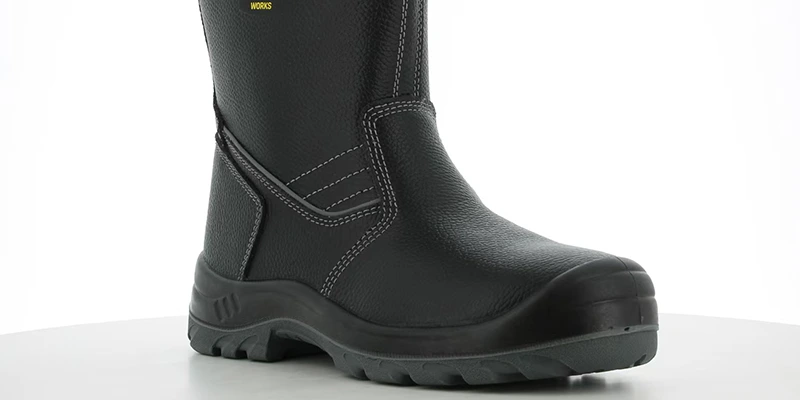 Given the long hours spent walking and working on ships, how can anti-static safety shoes for crew members be made lightweight, comfortable, and fatigue-resistant?
